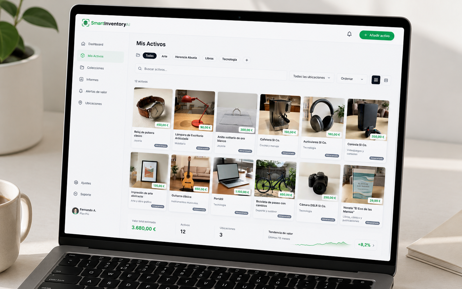 Pannello di SmartInventory AI che mostra un inventario digitale con le schede degli oggetti catalogate
